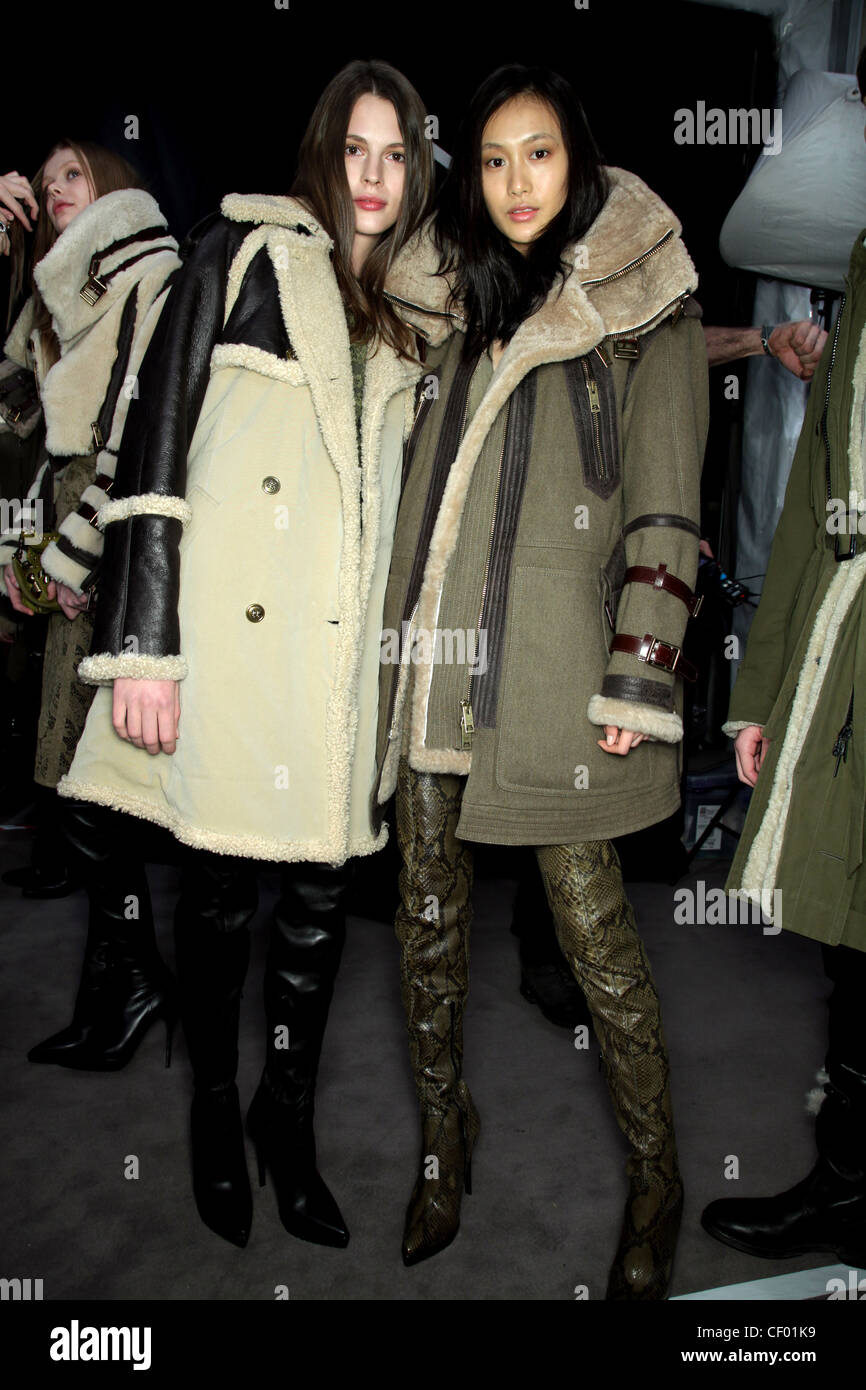 Burberry Backstage London bereit zu tragen Herbst Winter zwei Weibchen tragen Schaffell gefütterte Mäntel und Overknee Stiefel Stockfoto