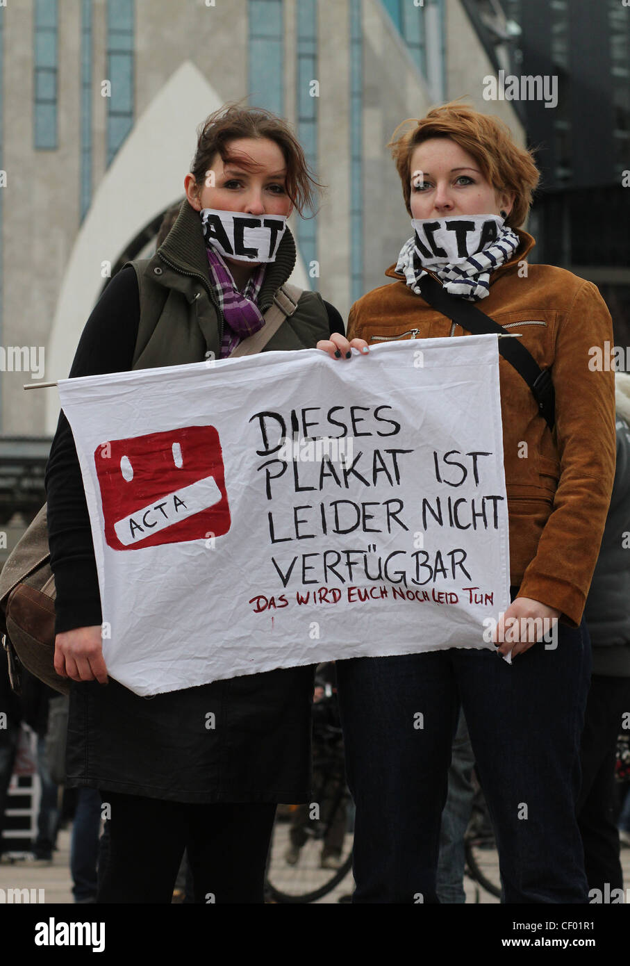 Zwei deutsche Frauen protestieren in der City von Leipzig gegen das Anti-Counterfeiting Trade Agreement (ACTA), Deutschland. Stockfoto