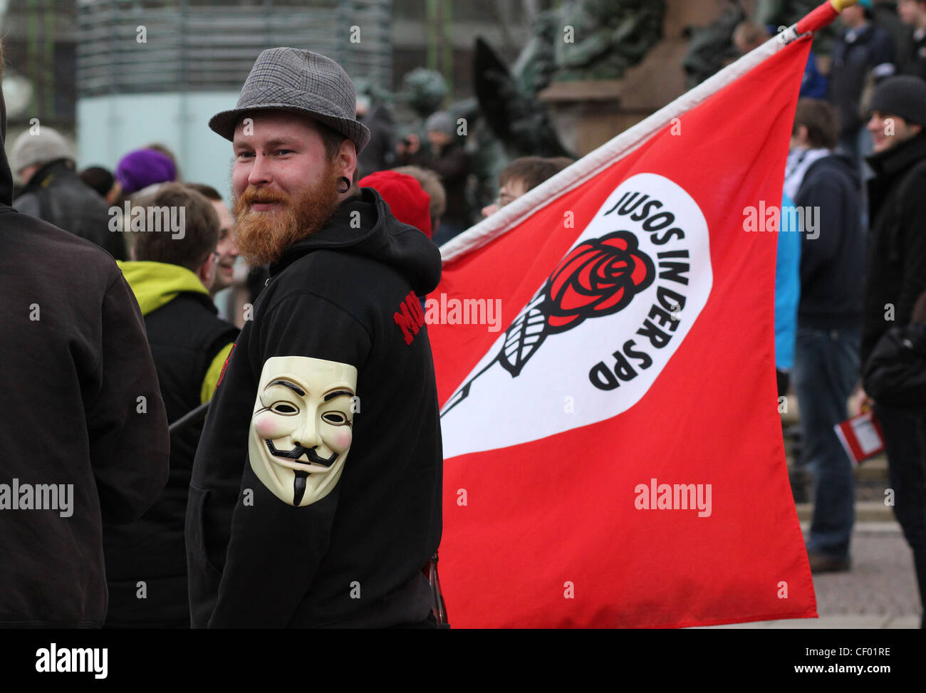 Mitglied der deutschen Jugendorganisation (Juso) in der SPD, hält eine Fahne während einer Kundgebung gegen ACTA in Leipzig, Deutschland. Stockfoto