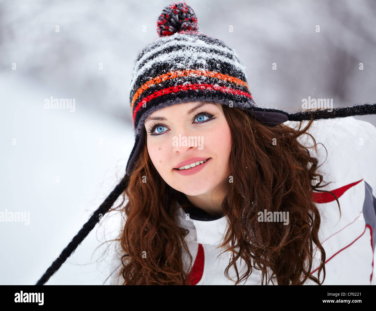 Porträt einer schönen 20 Jahre alte Frau, die im Winter im Freien. Stockfoto