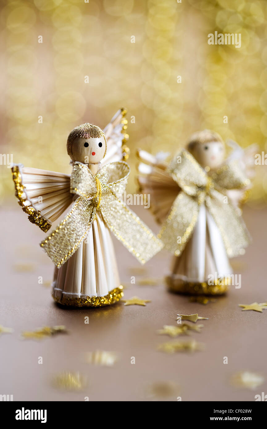 Weihnachten Dekoration, Stroh-Engel mit gold bokeh Stockfoto
