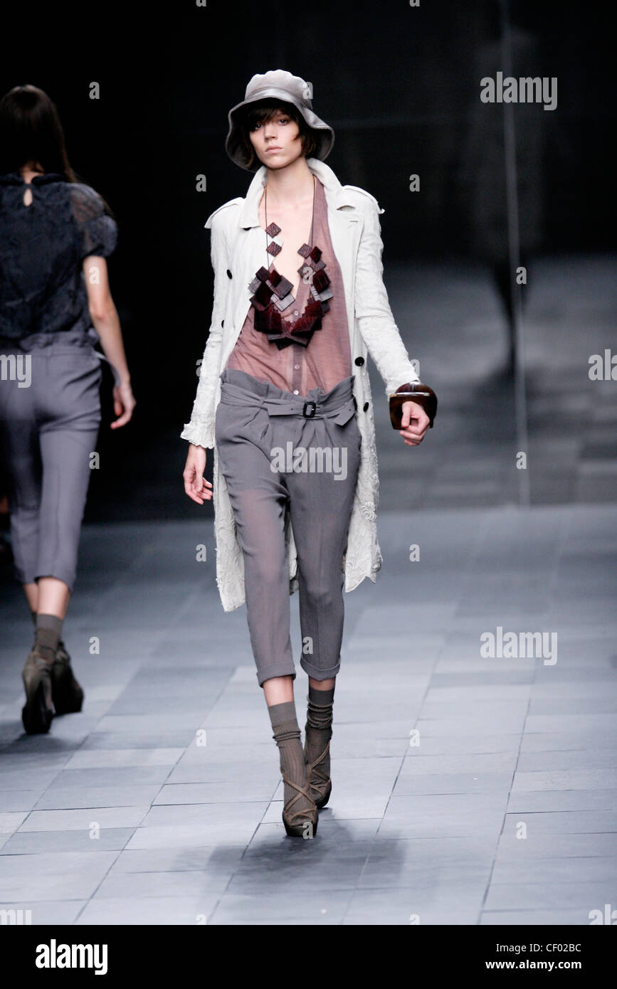 Burberry Prorsum Mailand bereit zu tragen Frühling Sommer Grau Tönen Schlapphut, Trenchcoat, schiere Bluse, transparente beschnitten Stockfoto