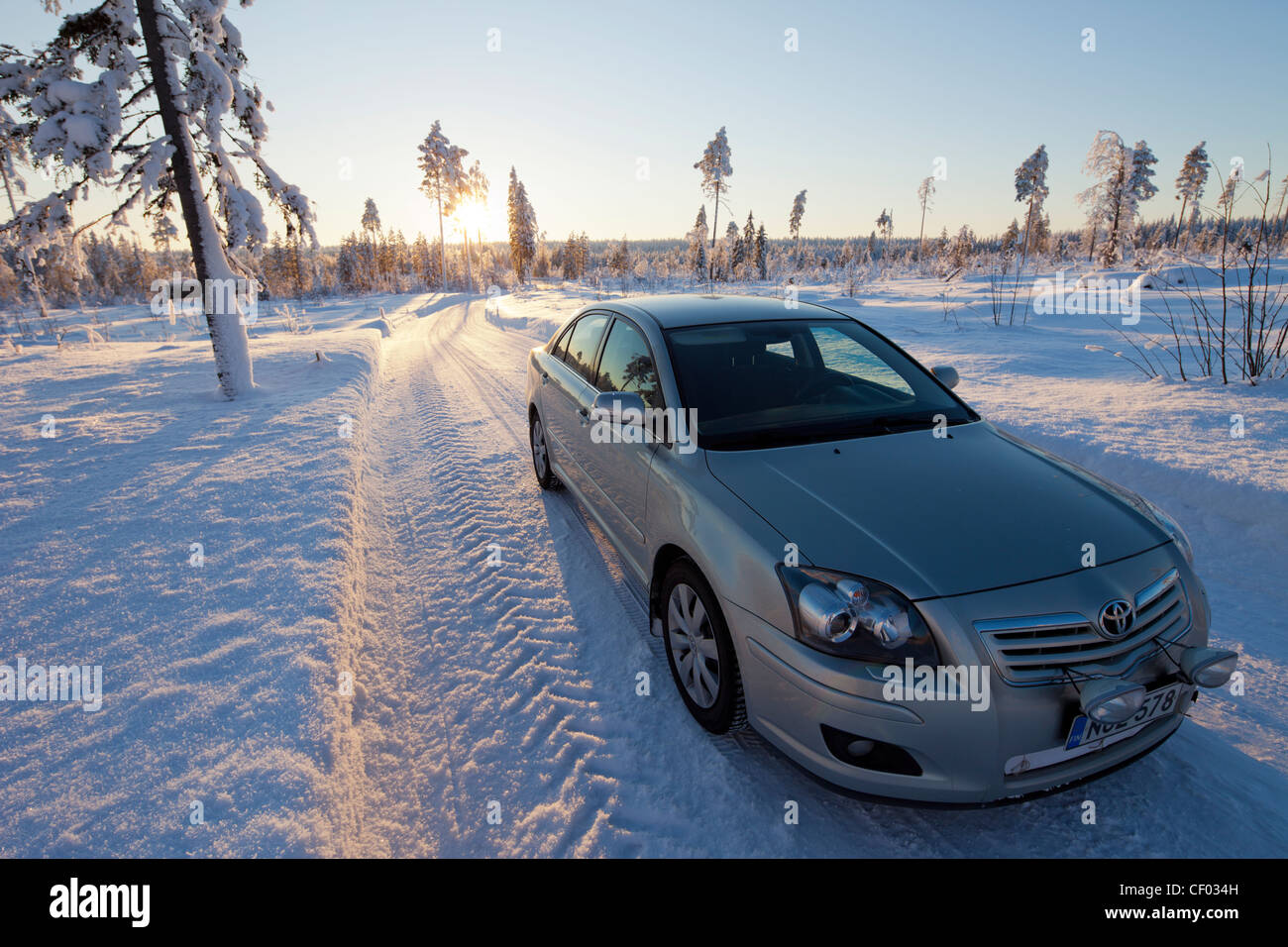 Isoliertes Toyota Avensis 2.2 D4D Dieselauto 2007 Modell auf Landstraße im Winter, Finnland Stockfoto