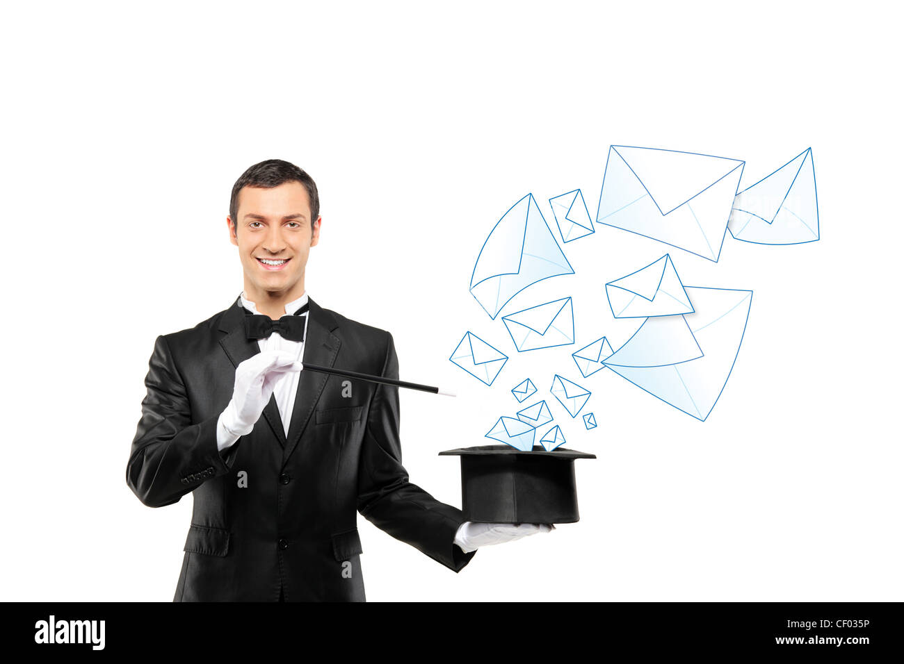 Lächelnde Zauberer und Mails kommen aus dem Top-Hut isoliert auf weißem Hintergrund Stockfoto