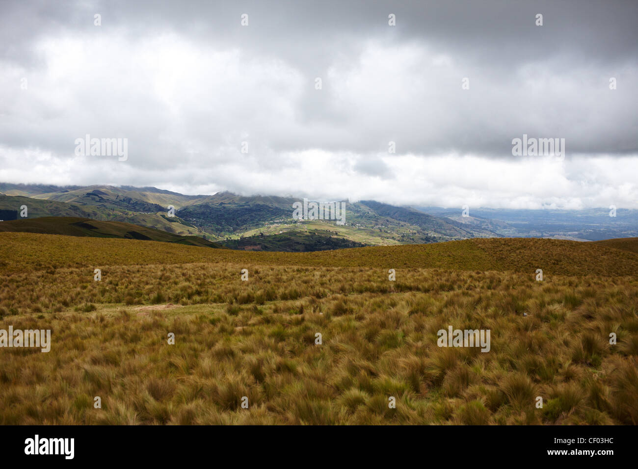 Die Siedlung im Tal zwischen Bergen, bewölkt, Sonnenflecken Stockfoto