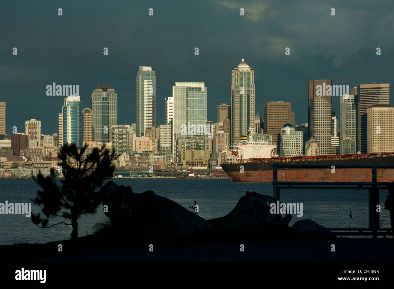 Ein dramatischer Sonnenuntergang beleuchtet der schönen Uferpromenade von Seattle über Elliott Bay West Seattle entnommen. Stockfoto