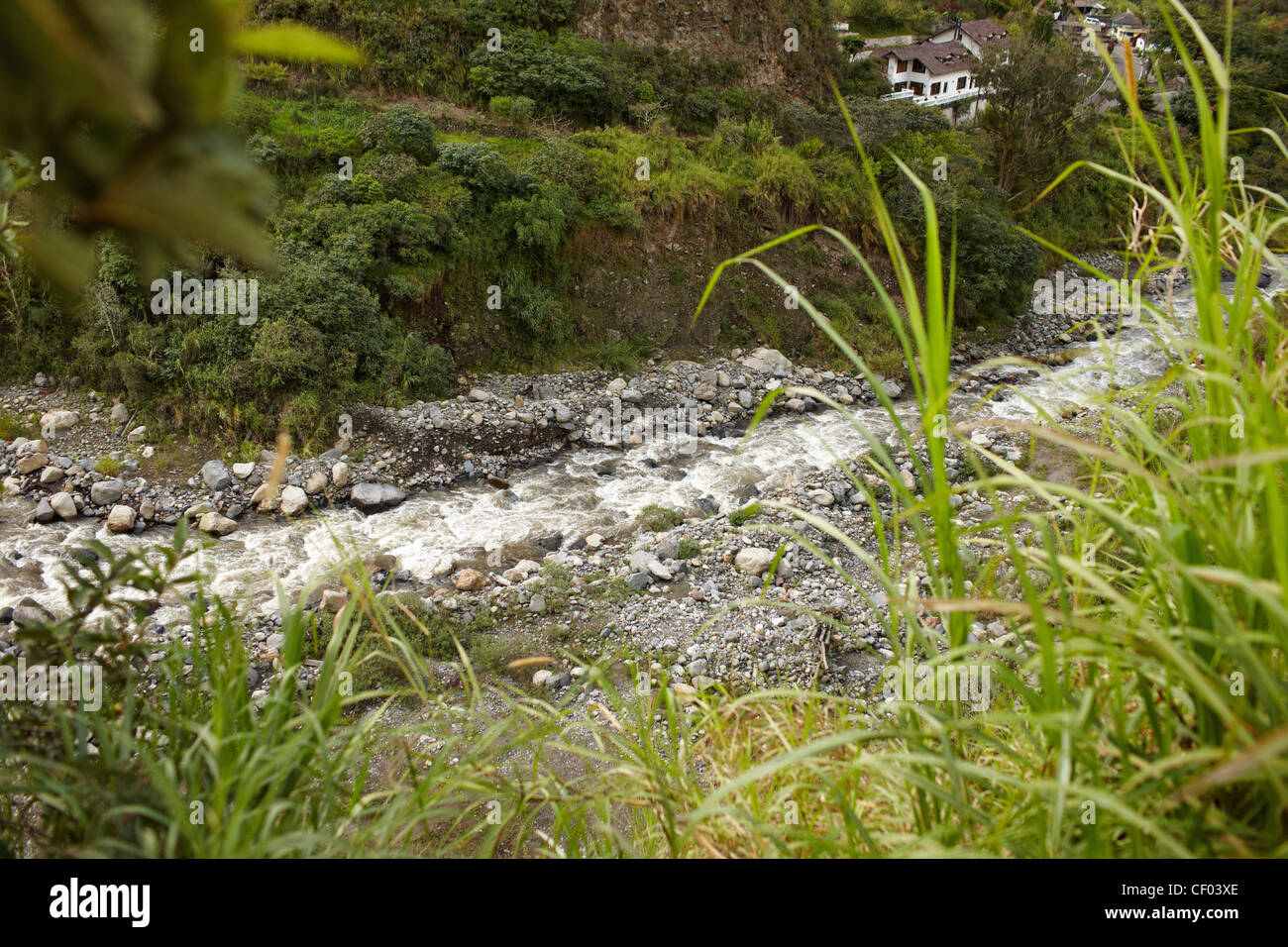Fluss im Dschungel, Wasserfälle, Felsen, Steinen Stockfoto