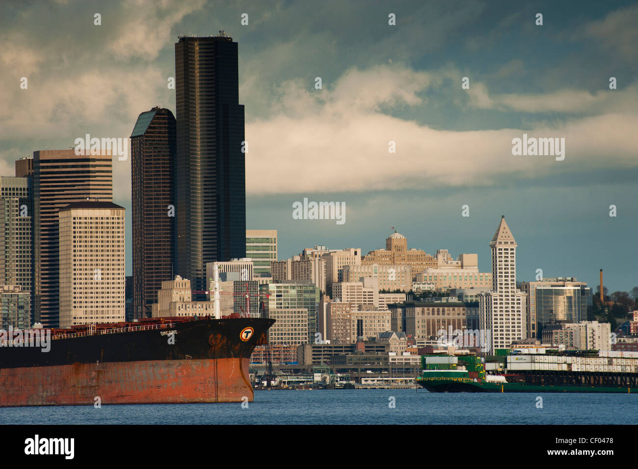 Ein dramatischer Sonnenuntergang beleuchtet der schönen Uferpromenade von Seattle über Elliott Bay West Seattle entnommen. Stockfoto