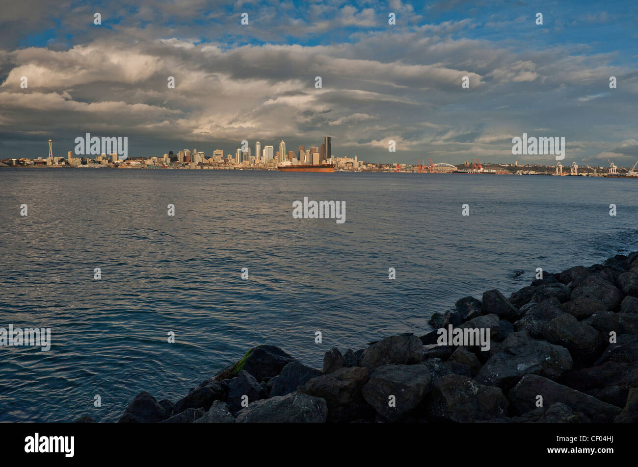 Ein dramatischer Sonnenuntergang beleuchtet der schönen Uferpromenade von Seattle über Elliott Bay West Seattle entnommen. Stockfoto