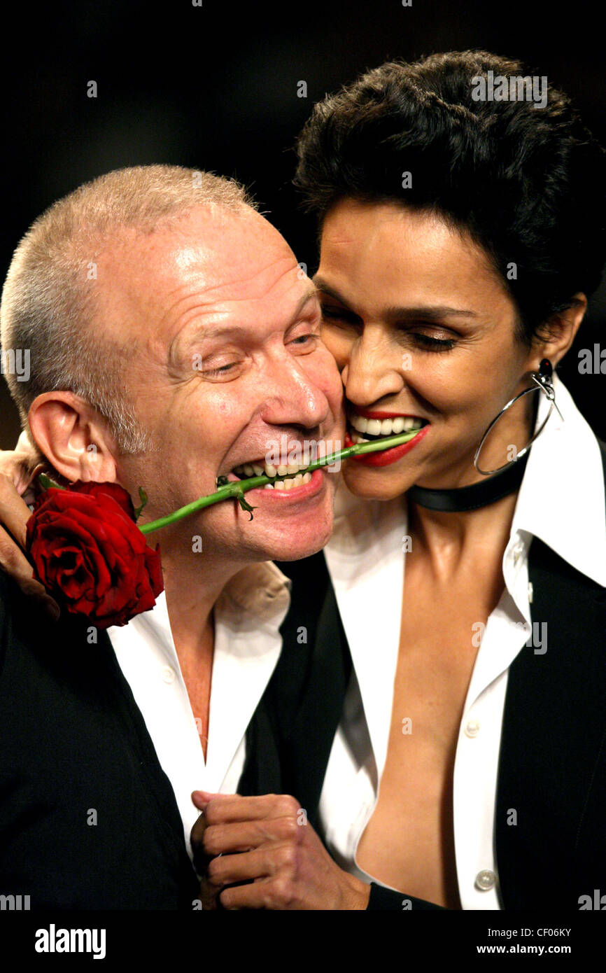 Hermes Paris bereit zu tragen Frühjahr/Sommer 2011 französische Schauspielerin und ex-Model Farida Khelfa und Modedesignerin Gaultier Stockfoto