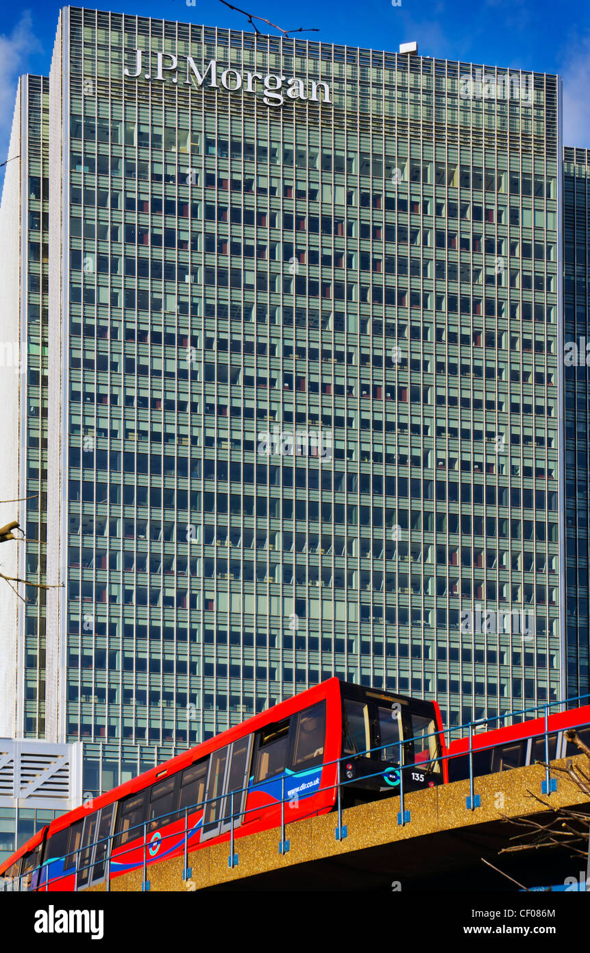 J.P.Morgan Gebäude in Docklands London mit DLR-Zug Stockfoto