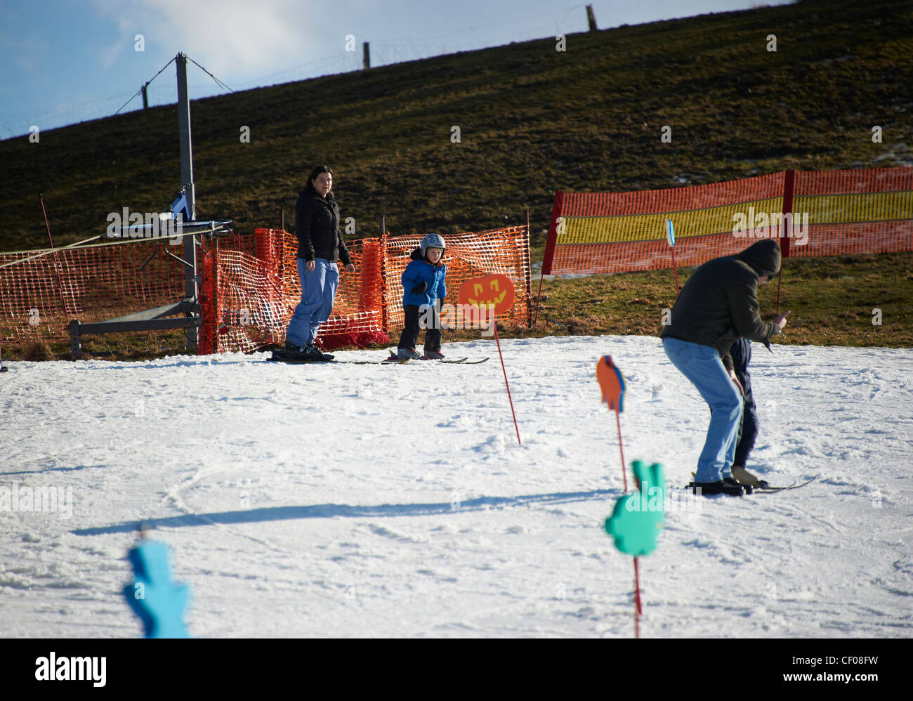 Kinder üben ihre Form in der Skischule Stockfoto