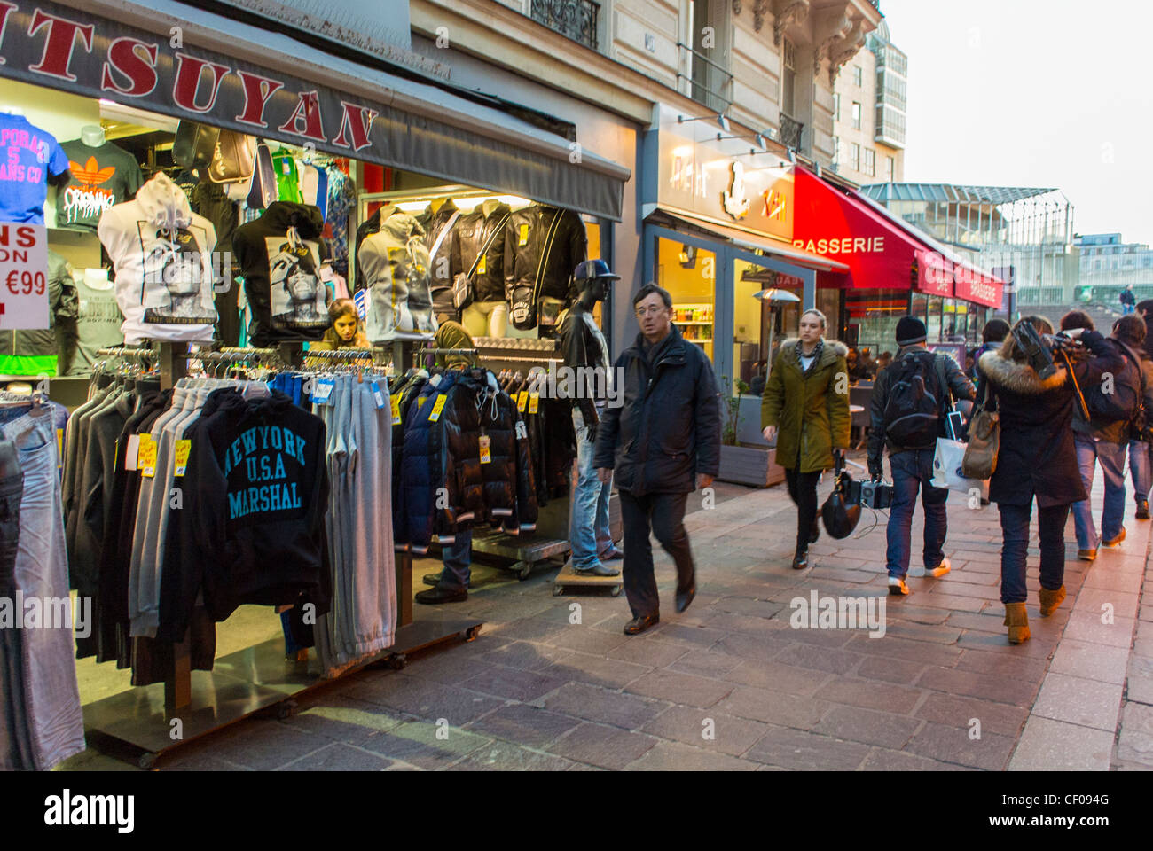 Paris, Frankreich, große Menschenmassen, die auf Kopfsteinpflaster laufen, Einkaufsstraße im Stadtteil Montorgeuil, Straße Paris tagsüber Stockfoto