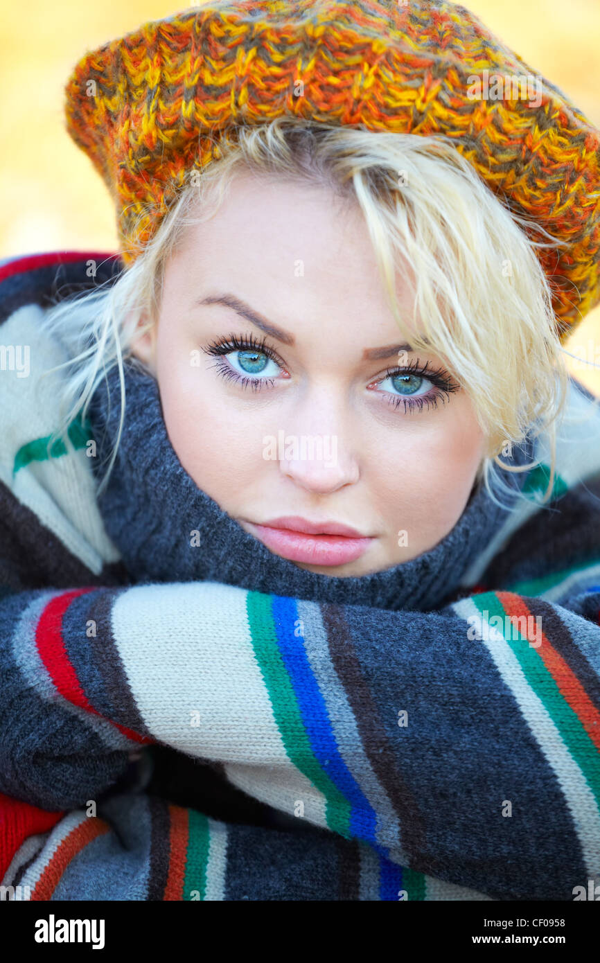 Porträt einer schönen 20 jährige Frau outdoor im Herbst. Stockfoto