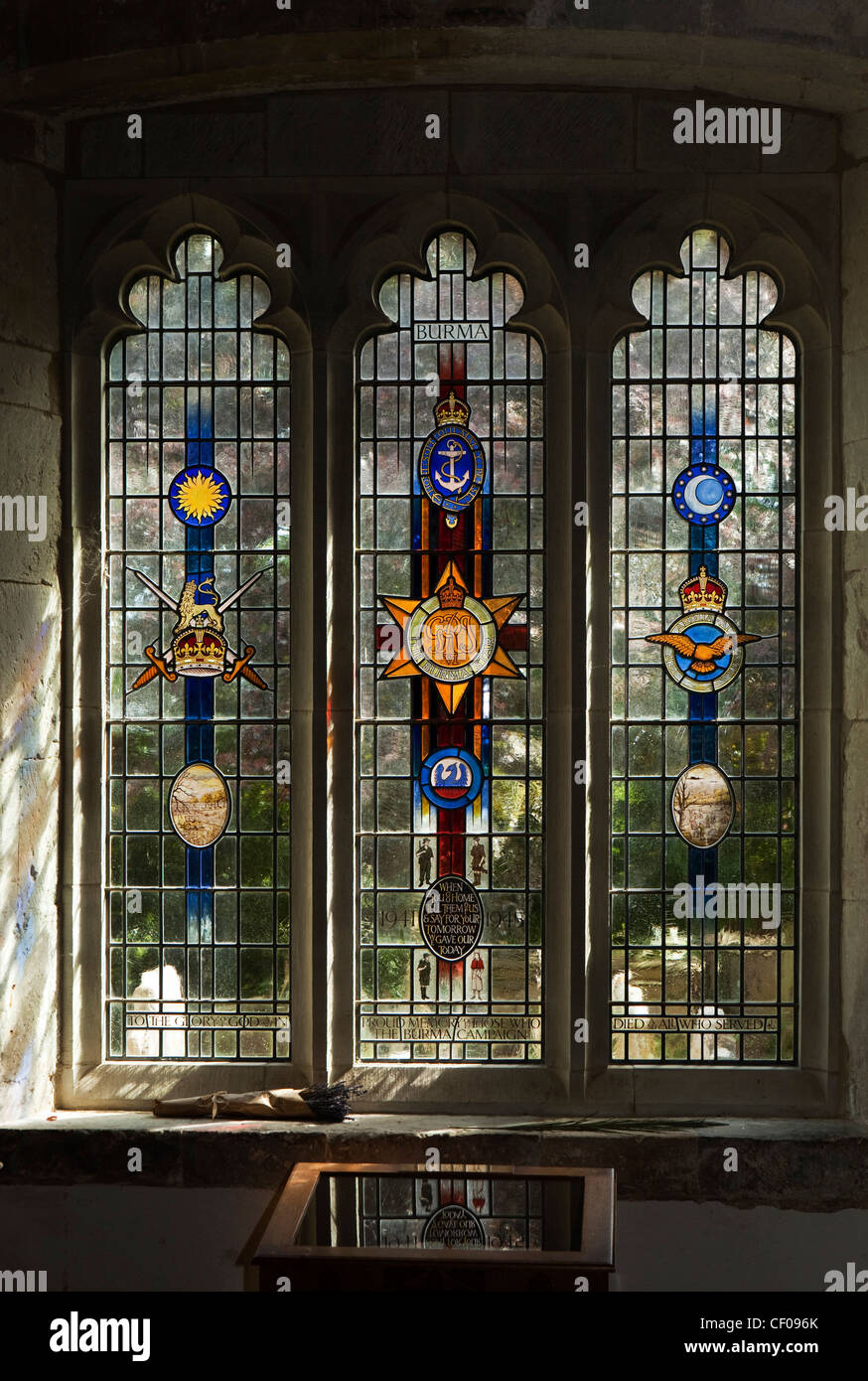 Großbritannien, England, Isle Of Wight, Arreton, St.-Georgs-Kirche innen Birma Star Association War Memorial verbleites Glasfenster Stockfoto