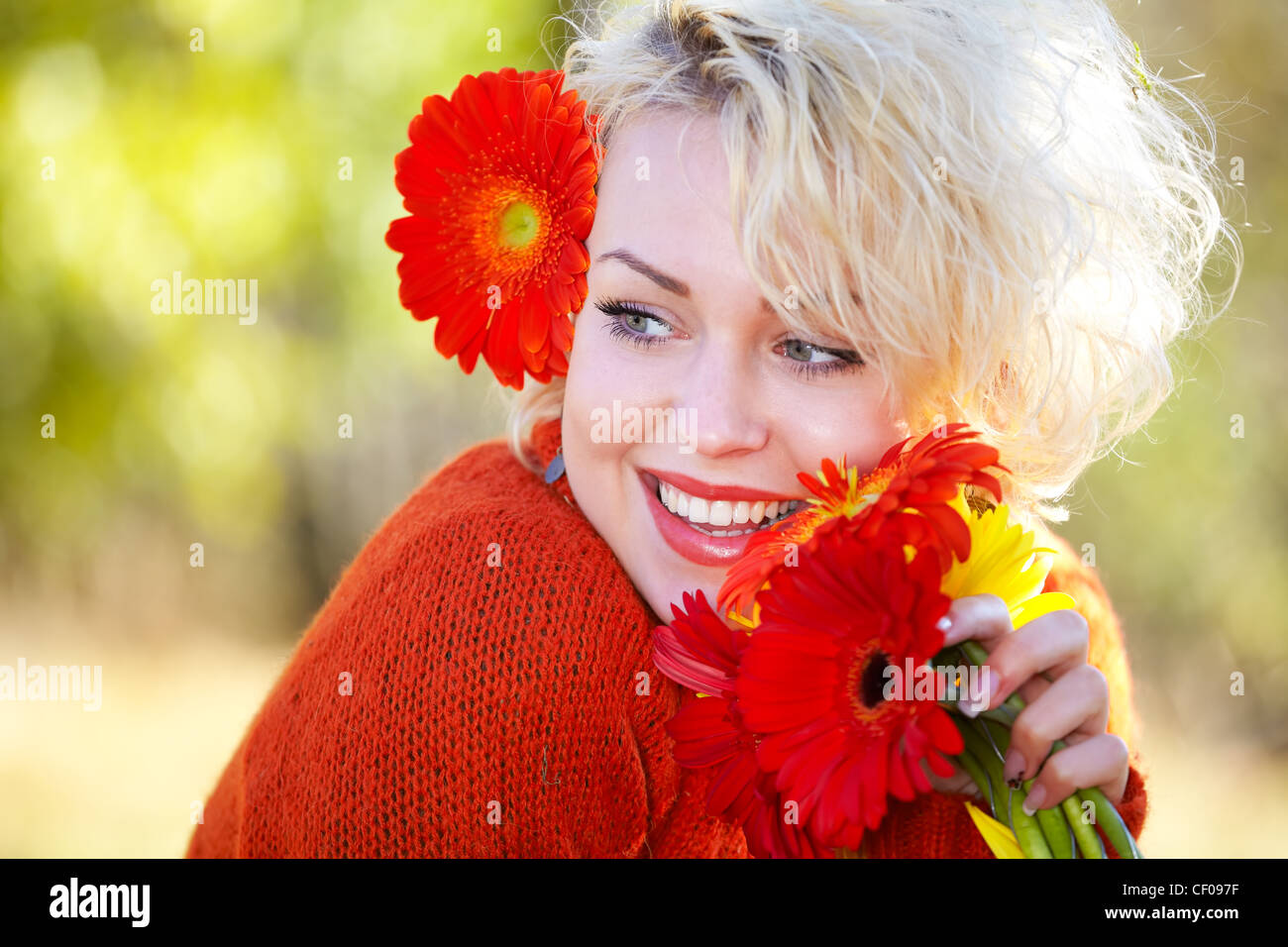 Porträt einer schönen 20 Jahre alte Blondine outdoor im Herbst. Stockfoto
