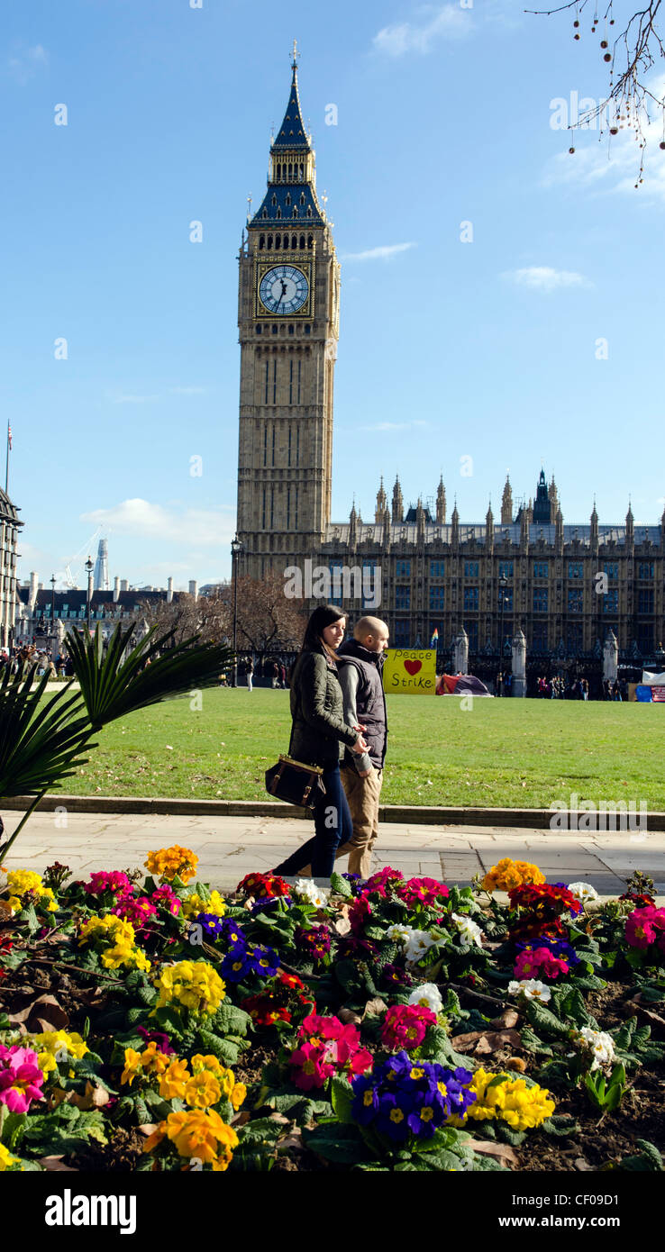 Paare, die durch den Big Ben in London England Great Britain UK Stockfoto