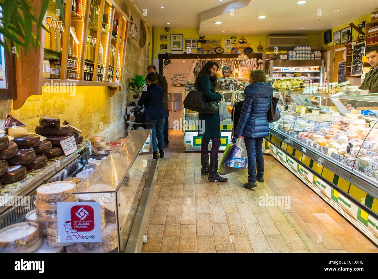 Paris, Frankreich, Frauen kaufen im französischen Käsegeschäft Fromagerie im Stadtteil Montorgeuil Stockfoto