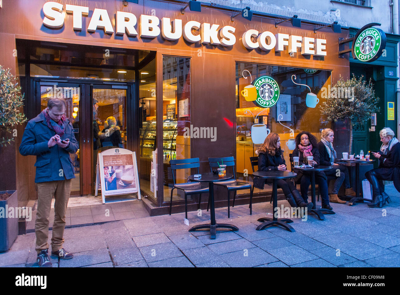 Paris, Frankreich, Leute sitzen an Tischen, auf der Terrasse des Starbucks Café, am Abend, im Viertel Montorgeuil, Shop Front paris Coffee Shop Ladenlokal Stockfoto