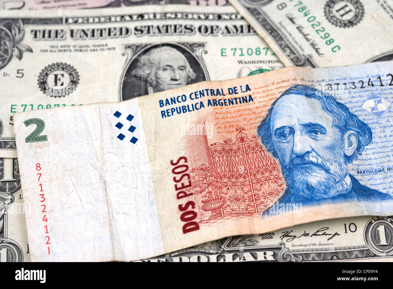 Argentinischer Peso und Dollar-Banknoten Stockfoto