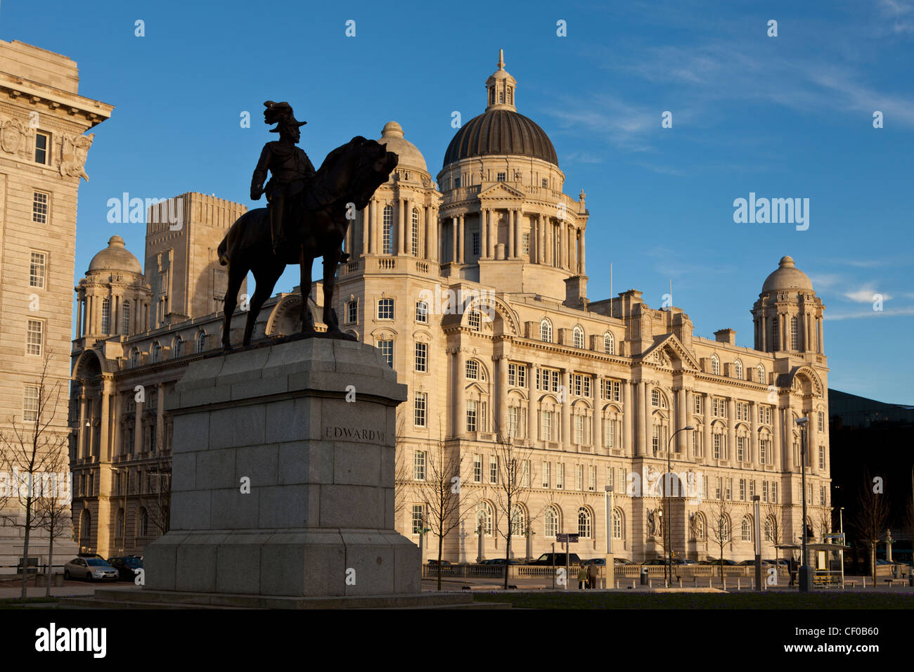 Hafen von Liverpool Building, Liverpool, mit Statue von Edward VII. Art vor Stockfoto