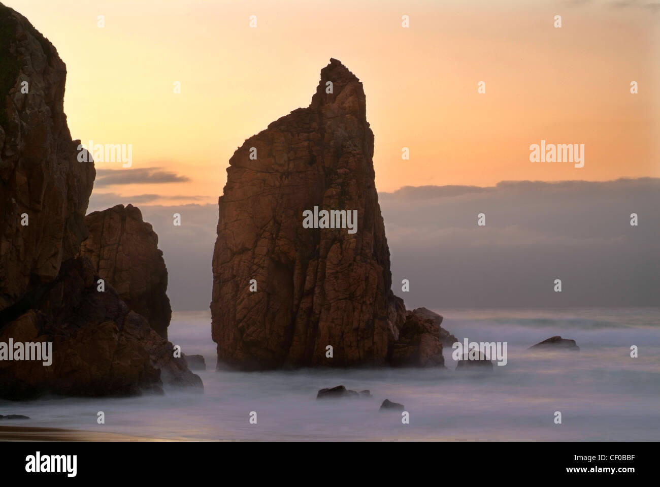 Wilde Küste am Strand von Ursa, Sintra, Portugal Stockfoto