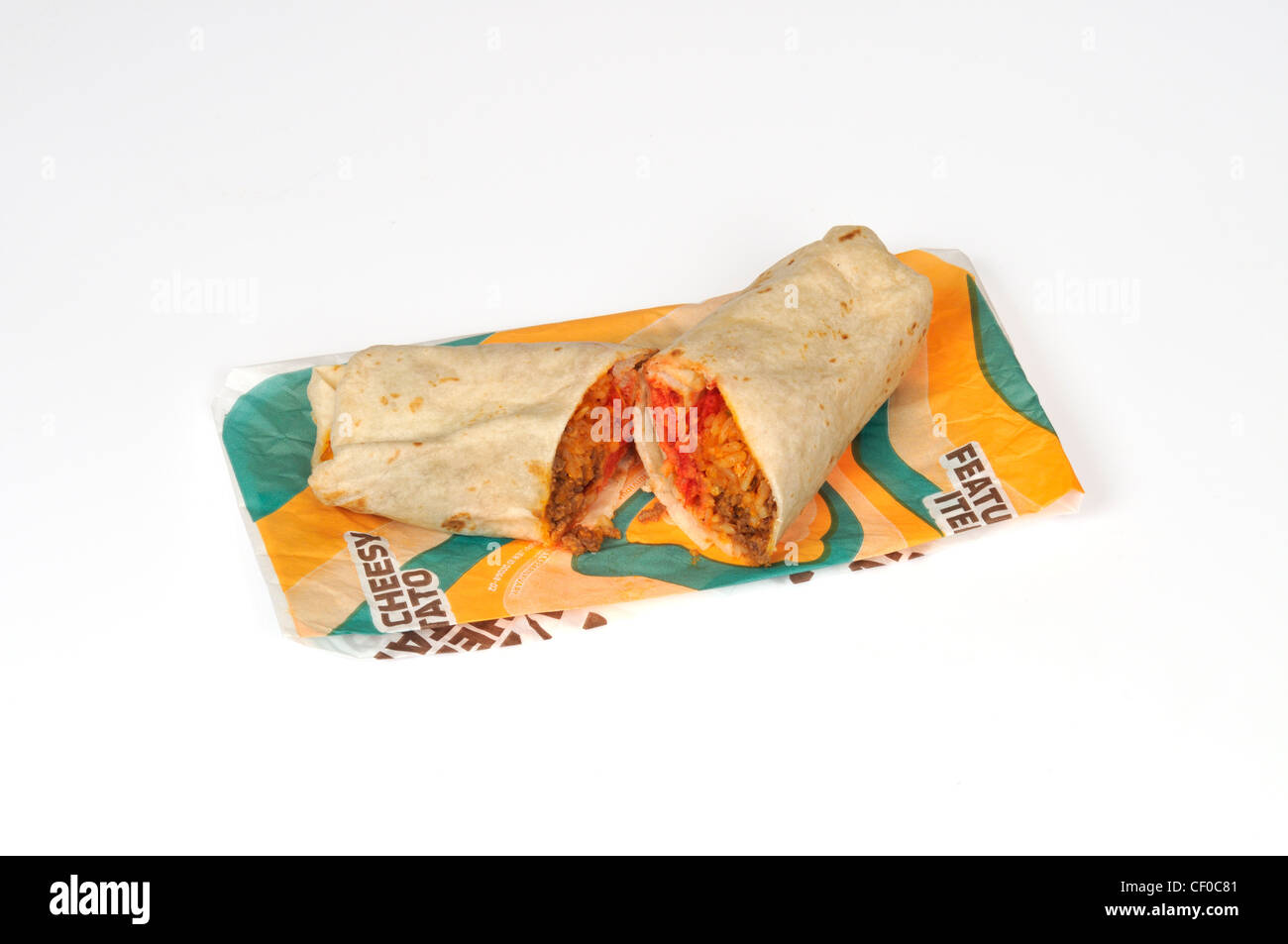 Taco Bell Burrito auf Papierverpackung auf weißem Hintergrund Ausschnitt USA Stockfoto