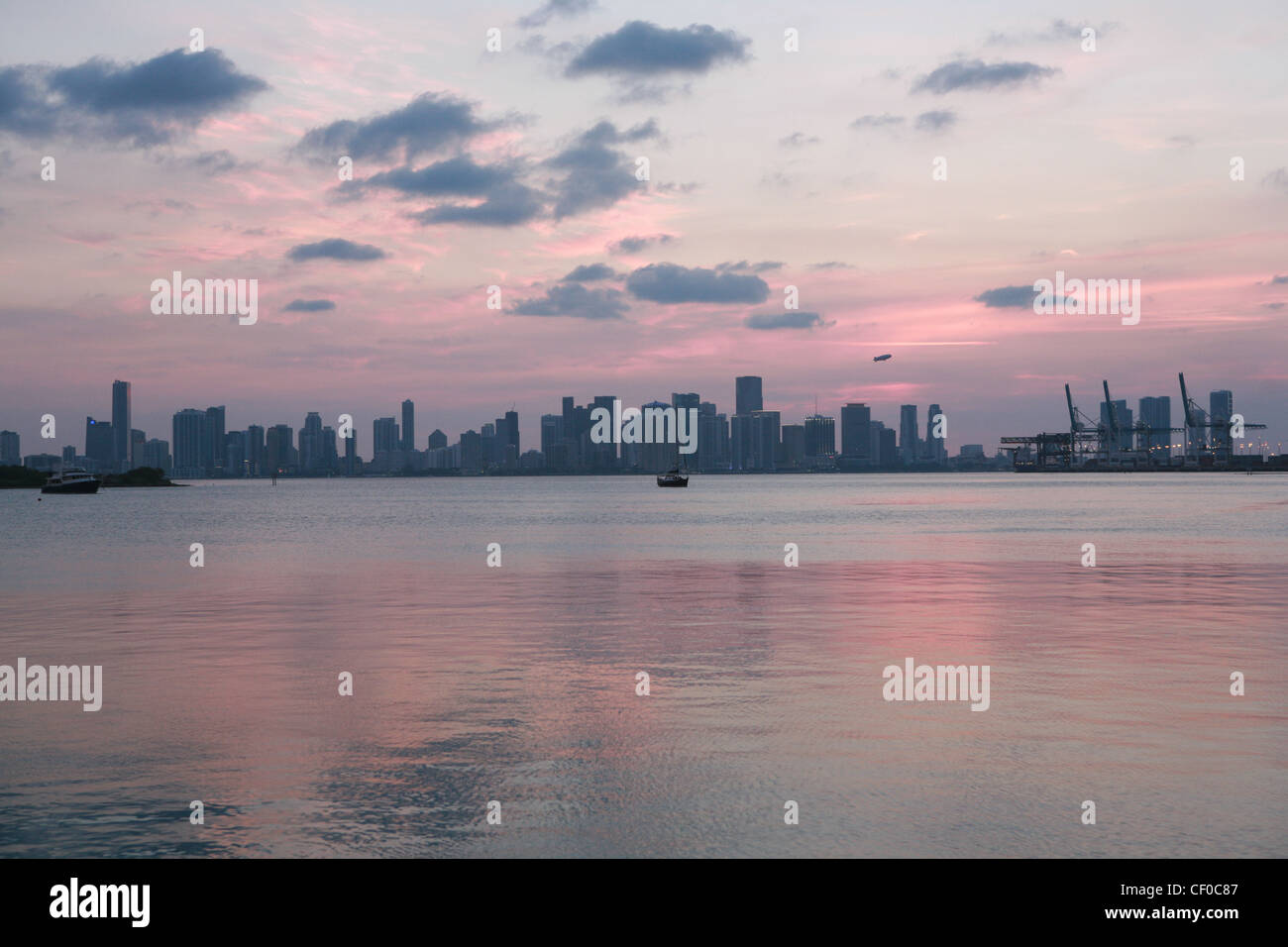 Gebäude, Miami, Boot, Sonnenuntergang, Yacht, Biscayne Bay, Port Of Miami, Kräne, Schiff Stockfoto