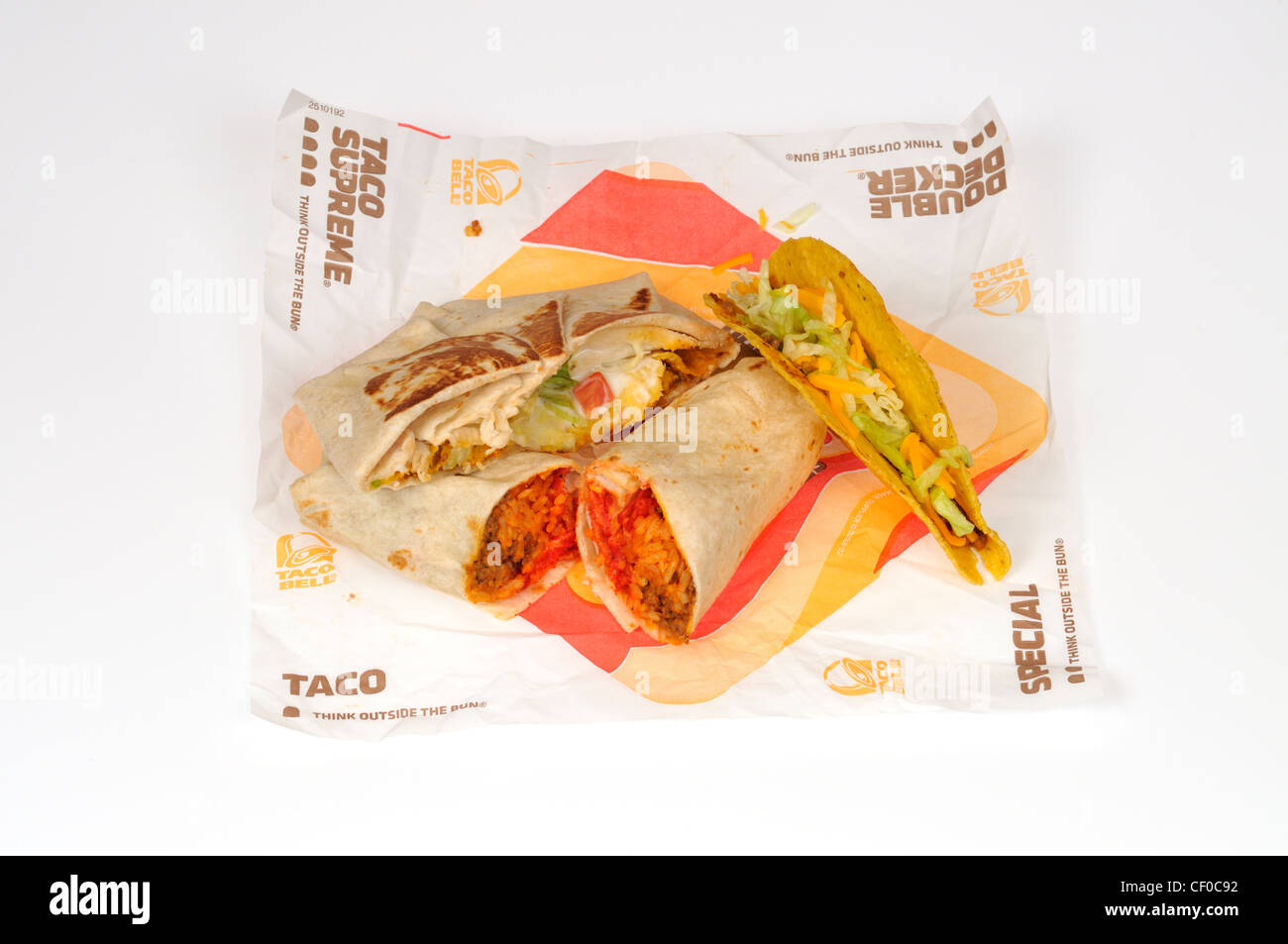 Taco Bell Burrito, Taco und Crunchwrap oberste auf Wrapper auf weißem Hintergrund Ausschnitt Stockfoto