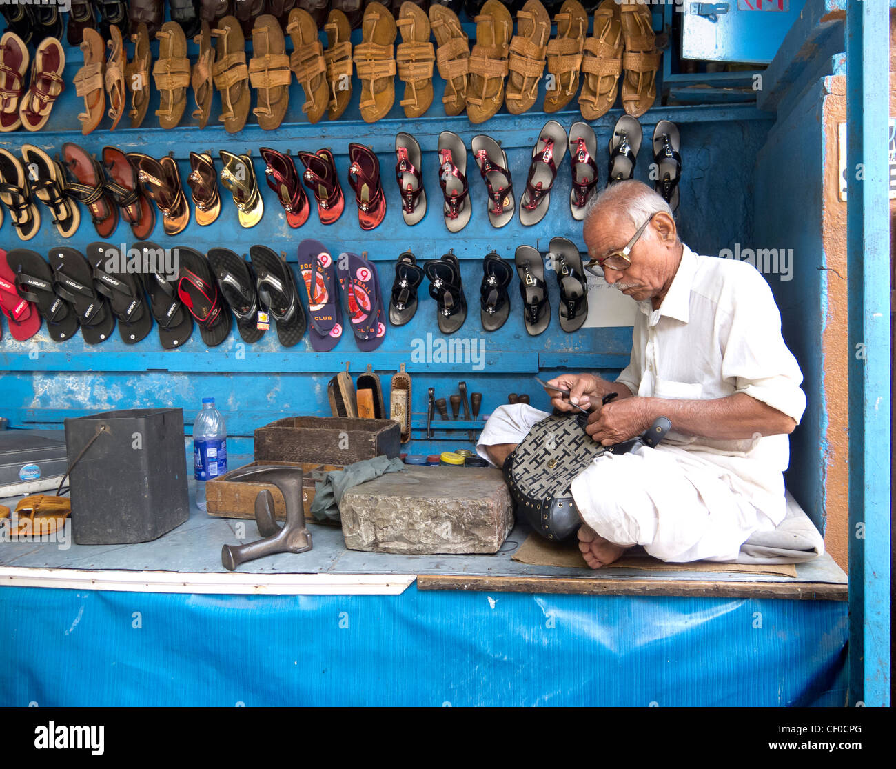 ein Leder-Reparatur-Mann in seinem Laden in Mumbai, Maharashtra, India Stockfoto