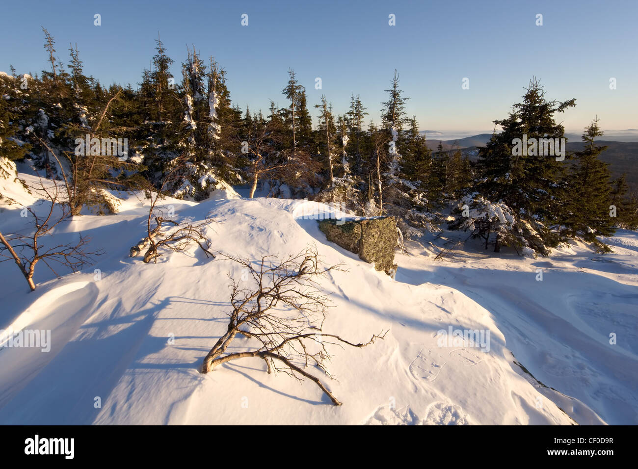 Winterlandschaft. Sonnenuntergang im Nationalpark Taganay. Süd-Ural-Gebirge. Russland. Stockfoto