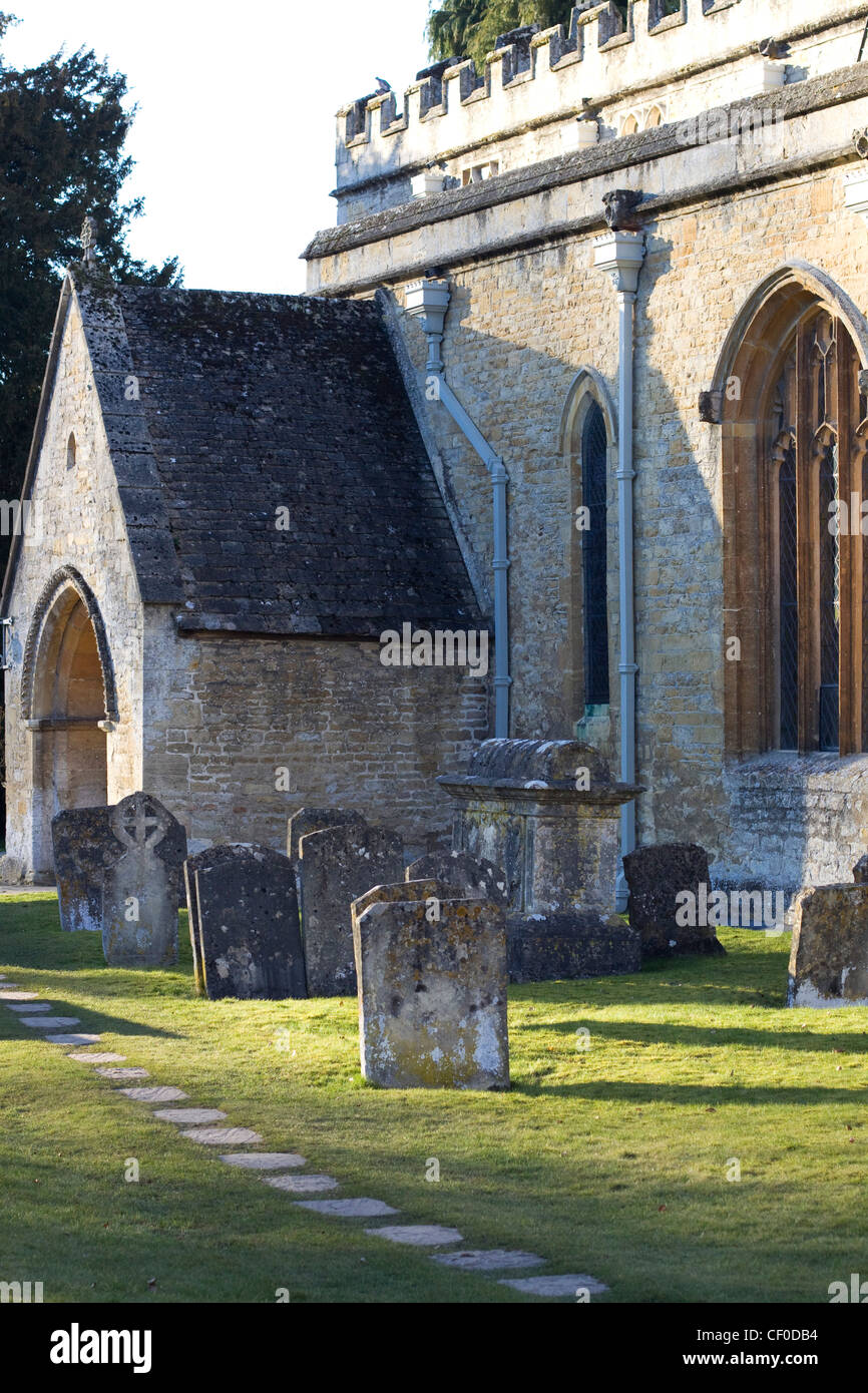 Christliche Grabsteine an einer Grabstätte in Oxfordshire Stockfoto