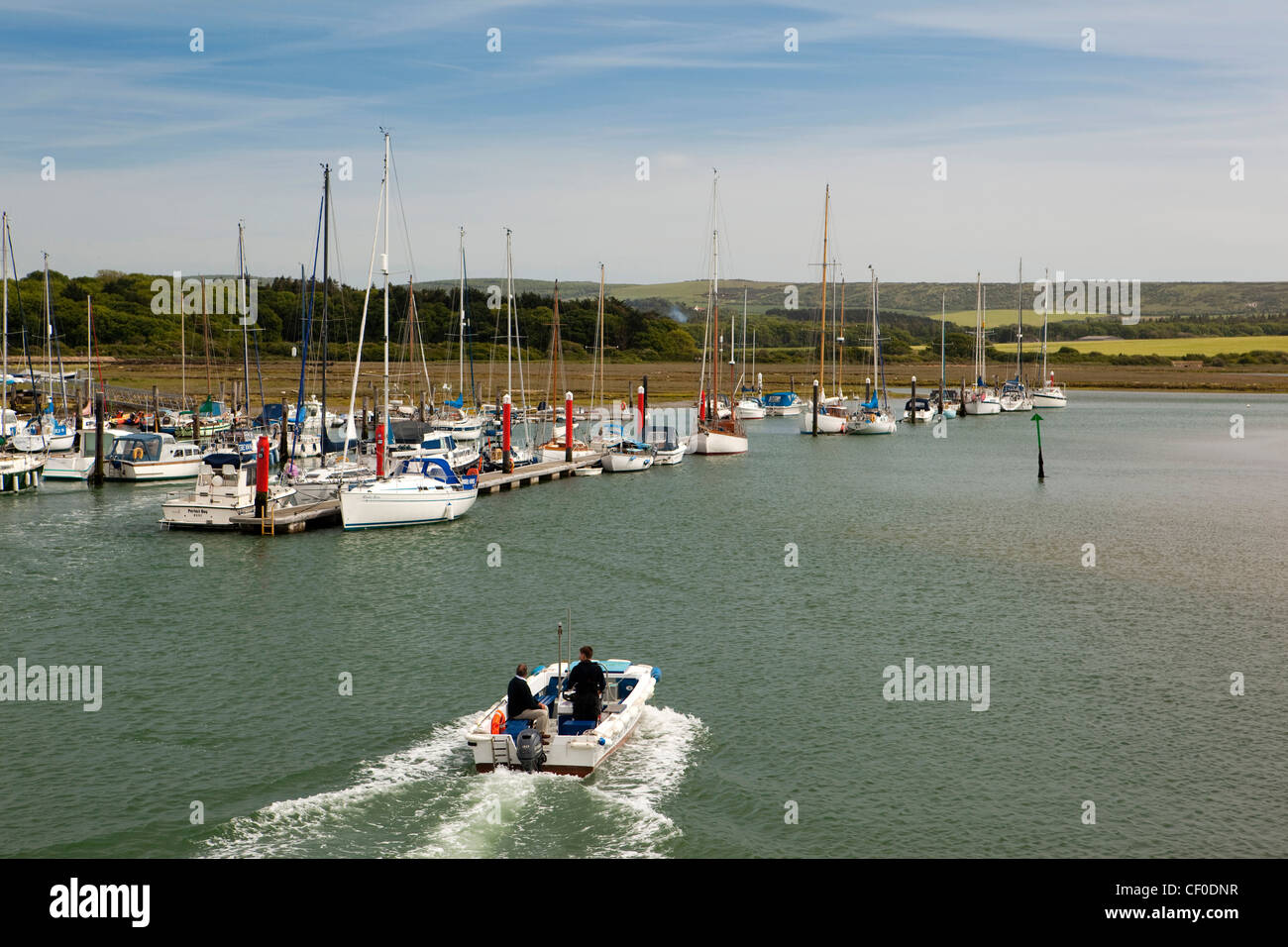Großbritannien, England, Isle of Wight, Yarmouth, Freizeitboote vertäut im Fluss Yar Gezeiten-Hafen Stockfoto