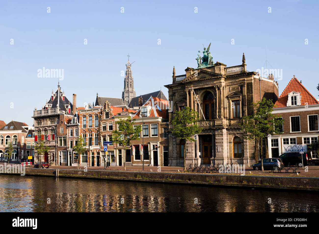 Häuser und Teylers Museum entlang der Spaarne in Haarlem, Niederlande Stockfoto