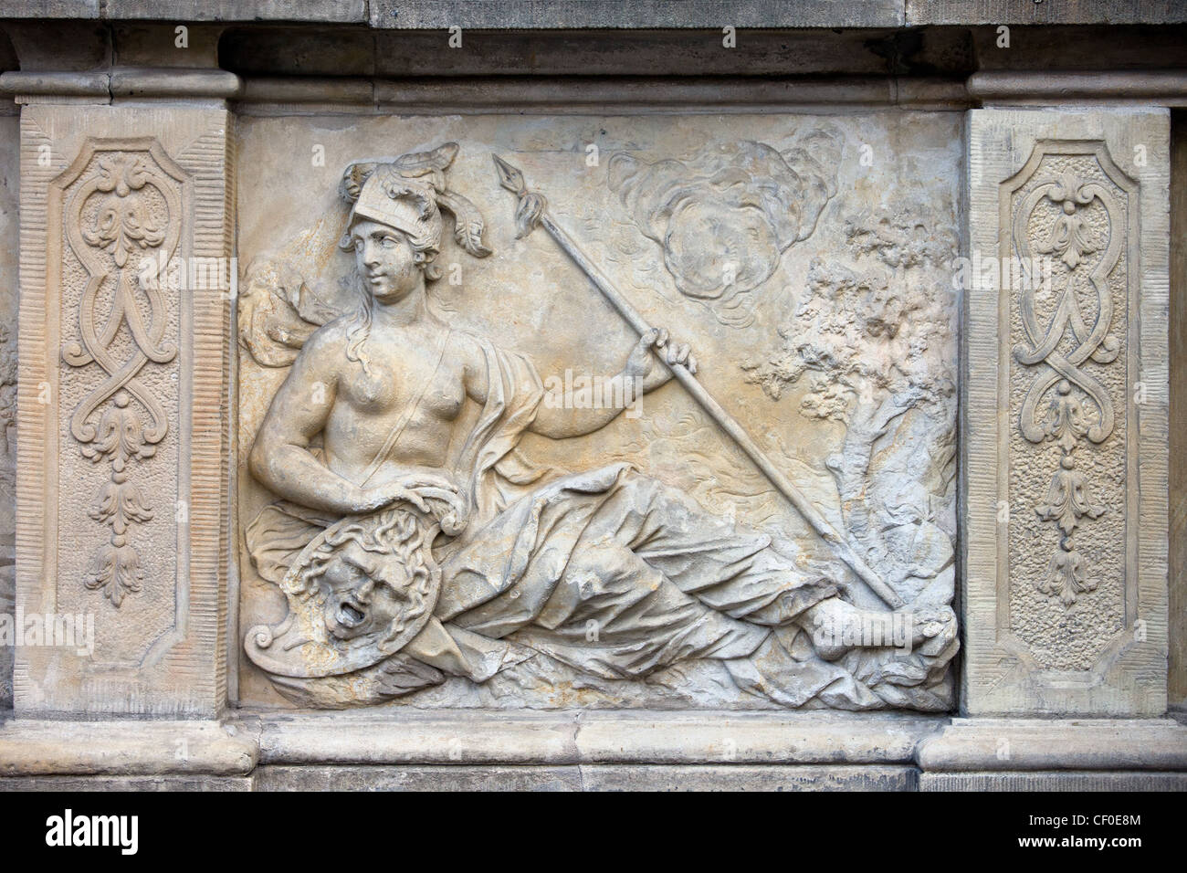 18. Jahrhundert Relief der Göttin Athene in der griechischen Mythologie auf der Terrasse des historischen Haus in der Altstadt von Danzig. Stockfoto