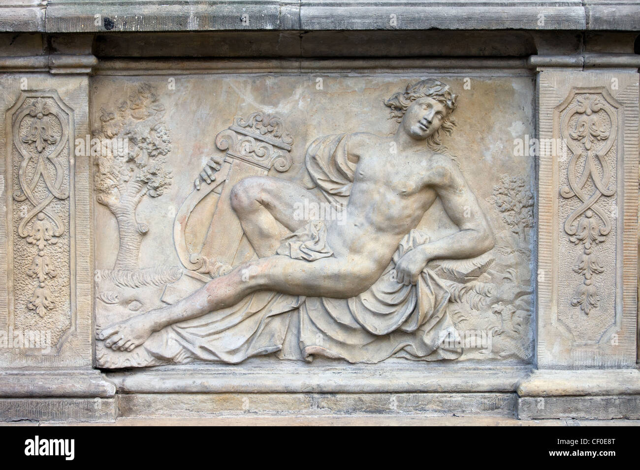18. Jahrhundert Basrelief des Apollo (Gott in der griechischen Mythologie) auf der historischen Wohnhaus Haus Terrasse in der Altstadt von Danzig. Stockfoto