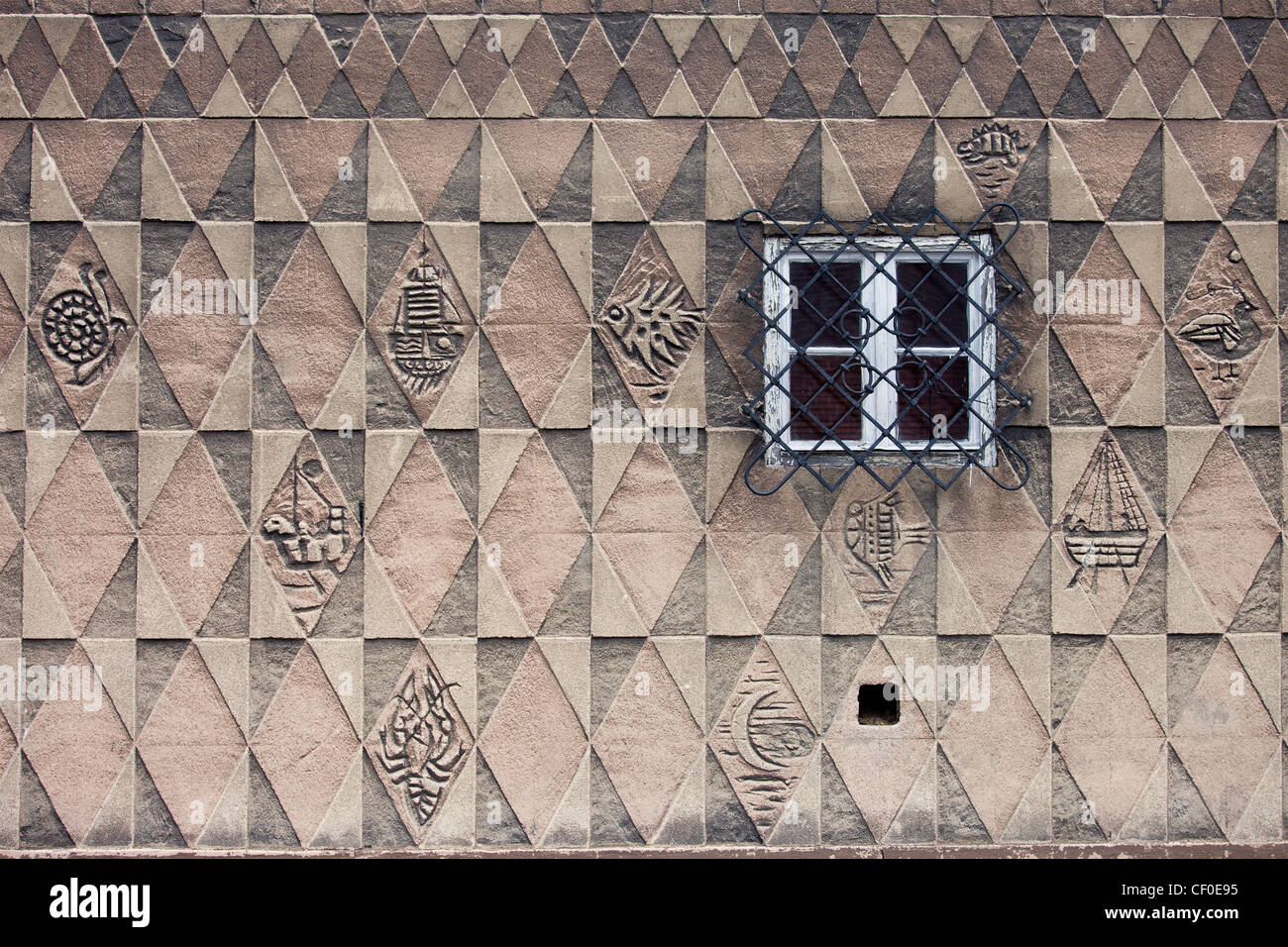 Triangular, rechteckige und symmetrische Muster Raute-design mit marine-Motiven auf der historischen Hauswand. Stockfoto