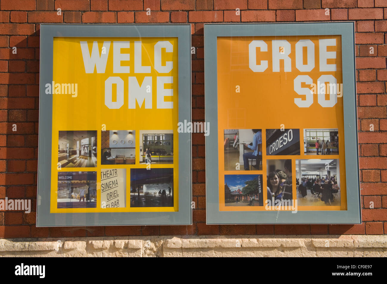 Willkommen CROESO zweisprachig Englisch Walisisch Zeichen außerhalb Kapitel Arts Centre Kanton Cardiff South Wales UK Stockfoto