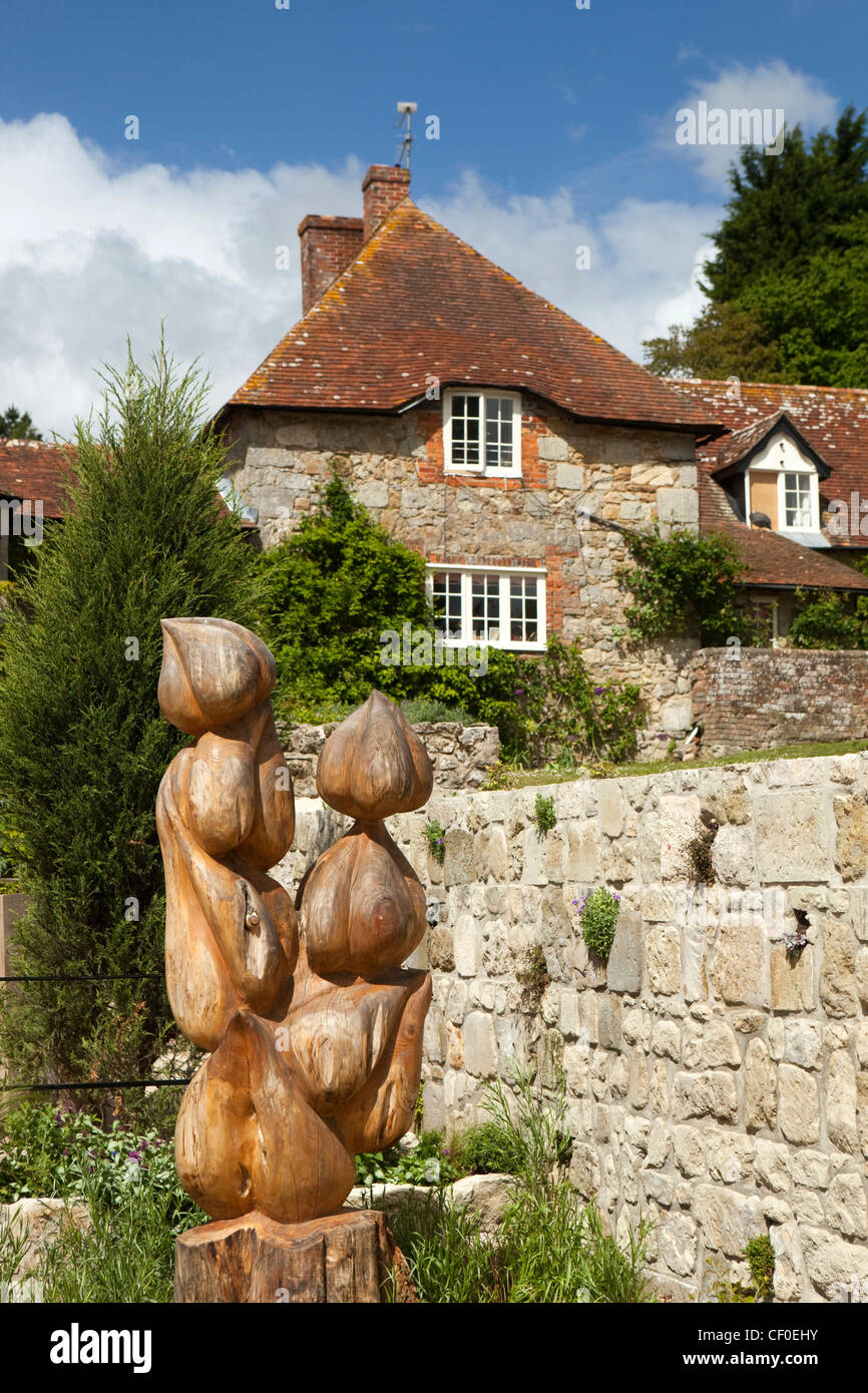 Großbritannien, England, Isle of Wight, Newchurch, die Knoblauch-Farm, Kettensäge geschnitzte Skulptur im Garten Stockfoto