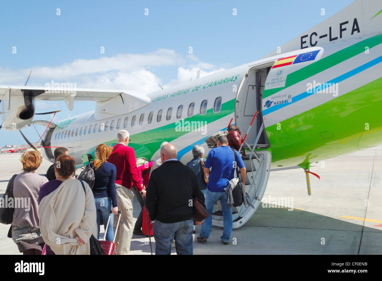 Fluggästen BinterCanarias inter Island Flug am Flughafen Gran Canaria Stockfoto