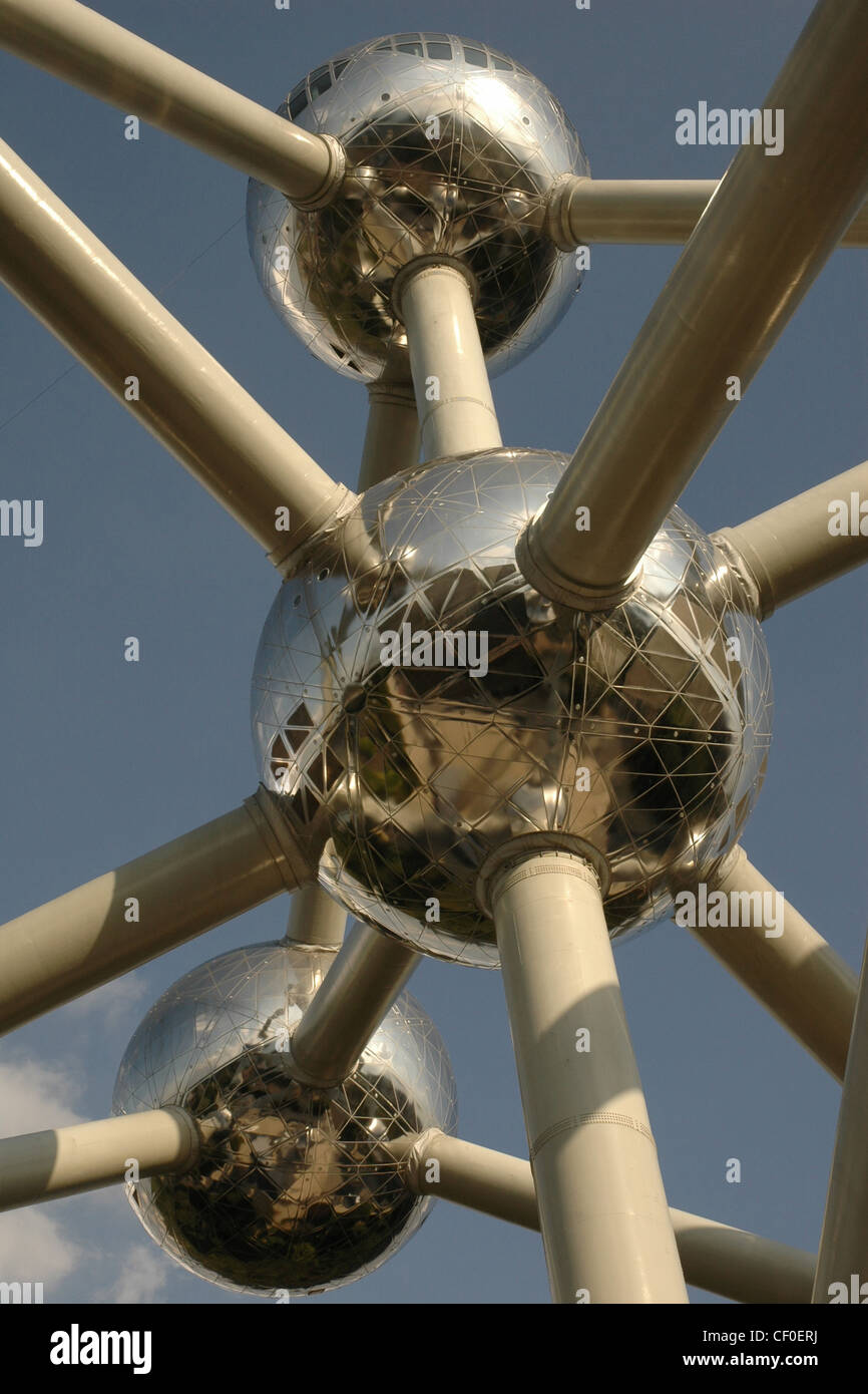 Detail-Aufnahme des Atomiums. Nahaufnahme von drei Kugeln gegen den klaren blauen Himmel. Einige Wolken in der linken unteren Ecke Stockfoto