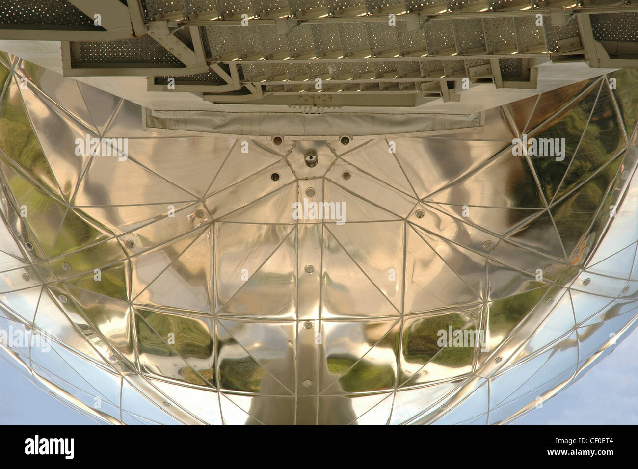 Detail Bild von der Atomium.Closeup der drei Sphären und Außentreppe. Extrem niedrige und enge Blickwinkel. Stockfoto