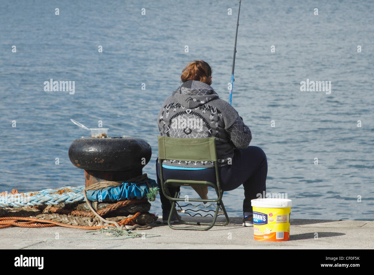 Frau Angeln an den Docks in Spanien Stockfoto