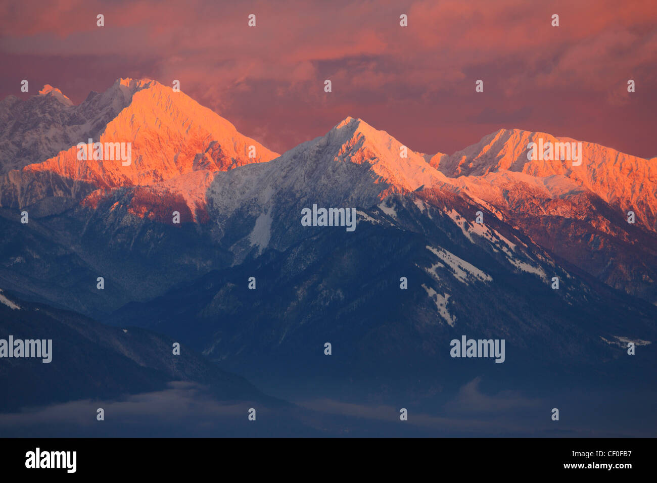 Landschaft der bunten Berg-Gipfel bei Sonnenaufgang in Slowenien und Österreich. Stockfoto