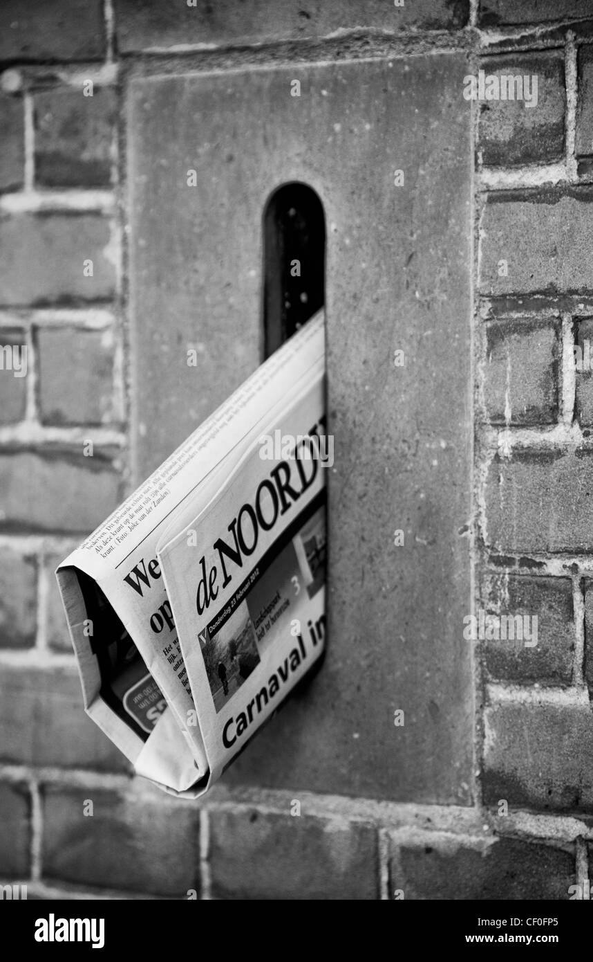 Zeitung im alten holländischen box Stockfoto Zeitung im alten holländischen box Stockfoto