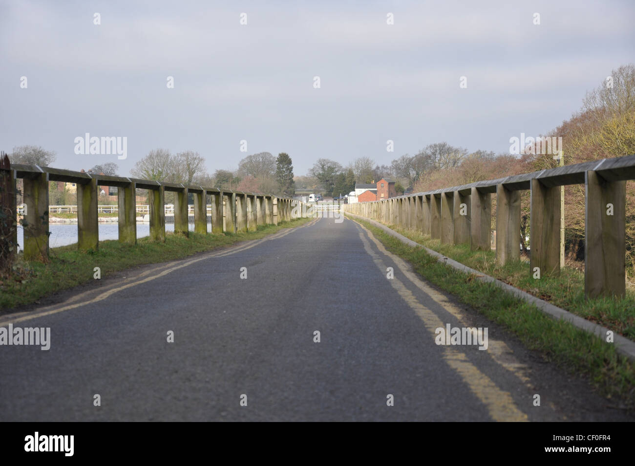 Einer nicht enden wollenden verlassenen Straße Stockfoto