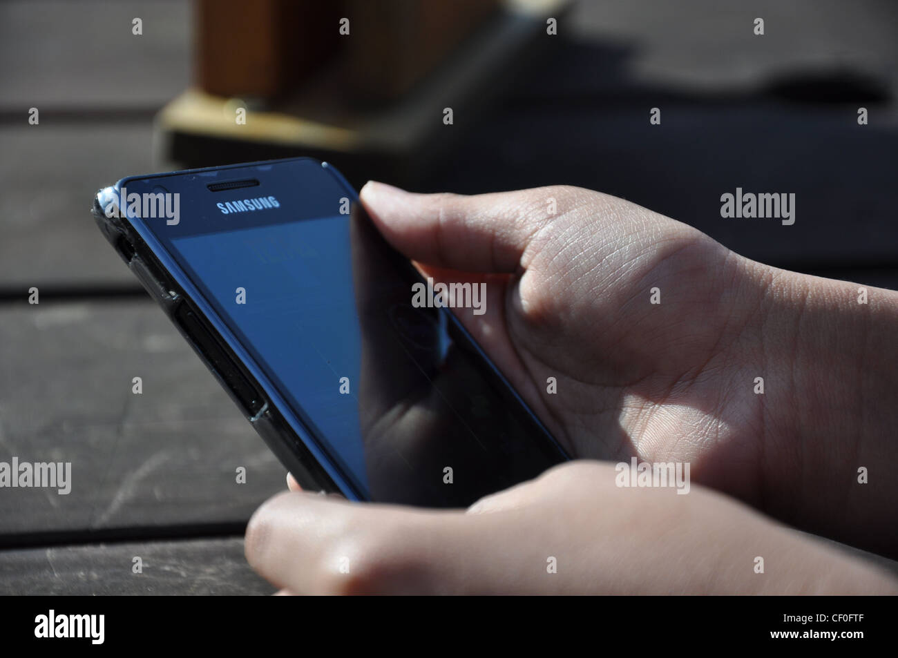 Ein Kind spielt Tetris auf Samsung Galaxy SII Android-smartphone Stockfoto