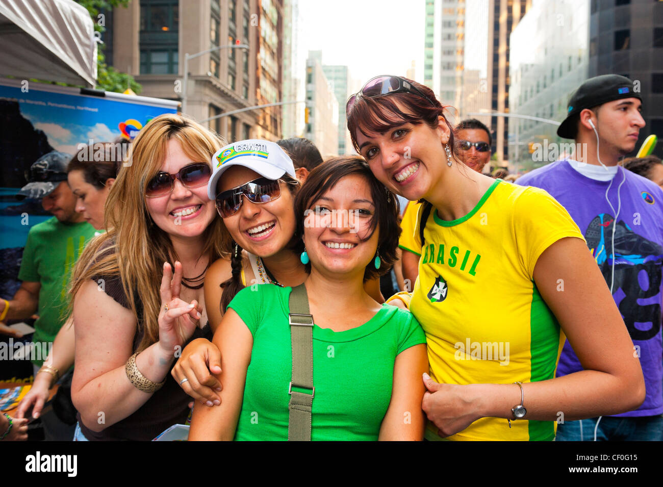 Am brasilianischen Festivaltage, vier glückliche junge Frauen in Menge, in kleinen Brasilien, New York City, NY USA, am 31. August 2008. Stockfoto