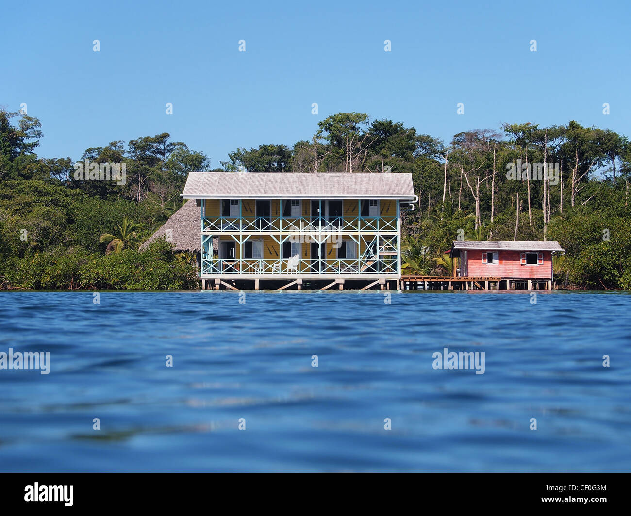 Stelzenläufer Hotel über das Karibische Meer mit kleinen typischen Haus, Bocas del Toro, Panama Stockfoto