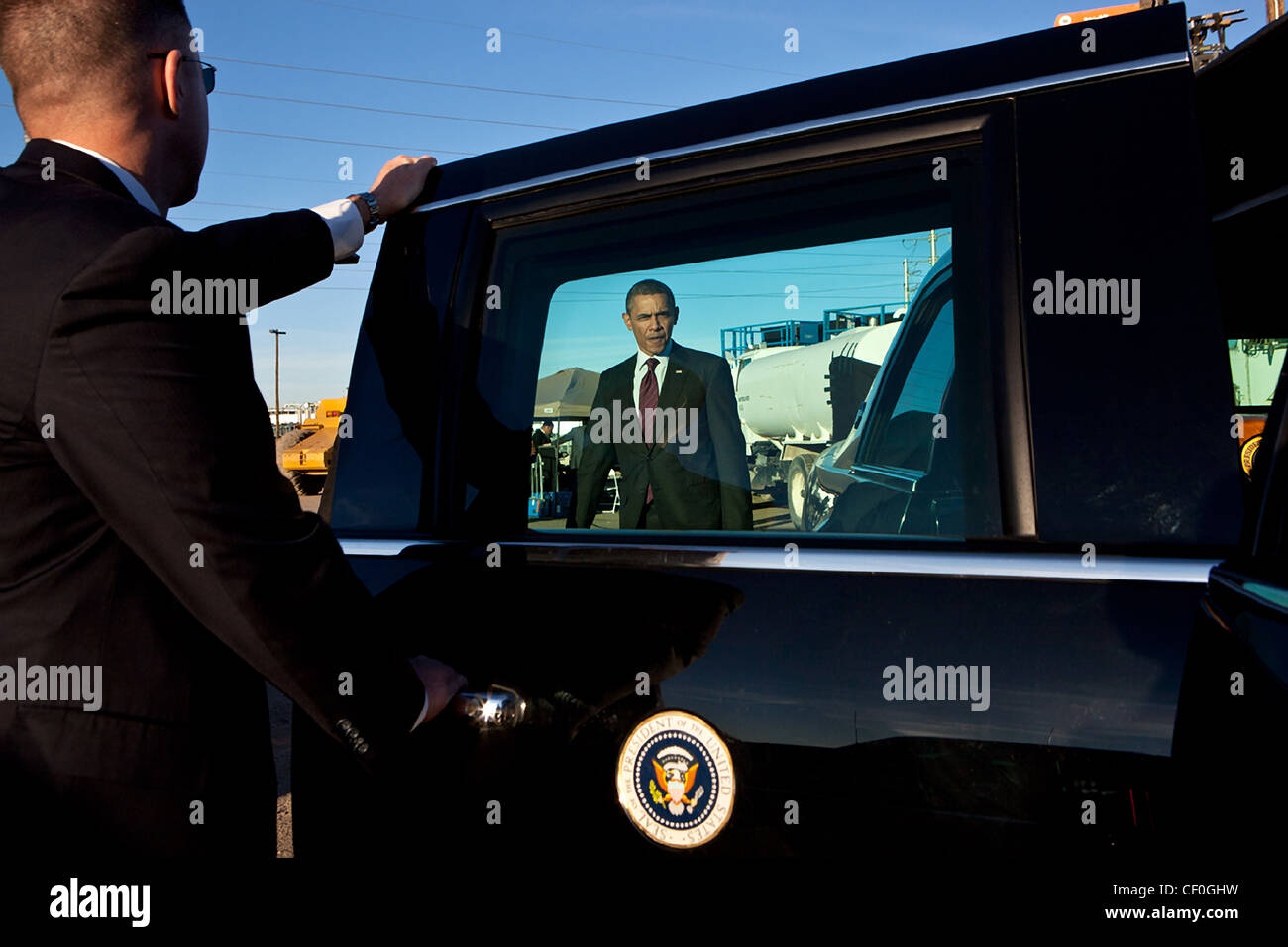 Präsident Barack Obama geht in die Wagenkolonne nach Abgabe von Bemerkungen auf dem Intel Ocotillo Campus im 25. Januar 2012 in Chandler, AZ. Stockfoto